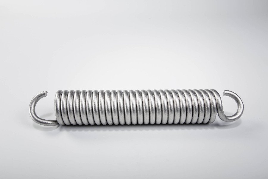 Zugfeder zentral auf hellem Hintergrund