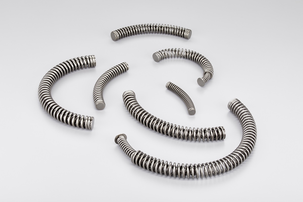 Bogenfedern mit Endkappen Bogenfedern mit Endkappen auf hellem Hintergrund